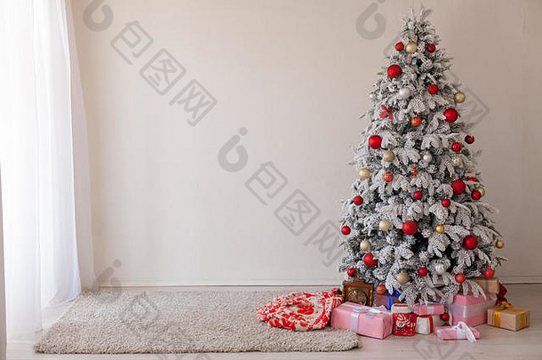 圣诞树放在一个房间里，里面有玩具和礼物，节日里有新年冬季明信片