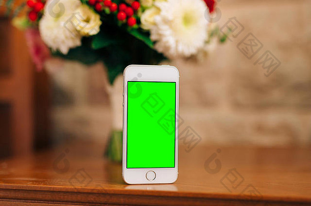 白色智能手机绿色屏幕新娘花束