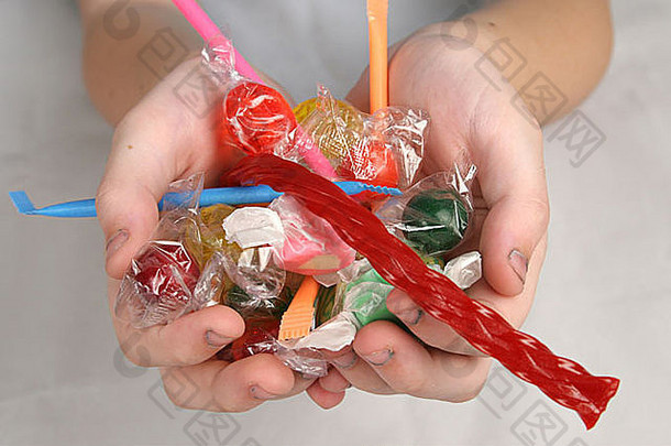 孩子的手上装满了糖果