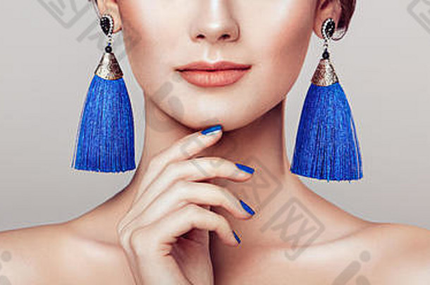 美丽的女人大耳环流苏<strong>珠宝</strong>蓝色的颜色完美的<strong>化妆</strong>指甲修指甲