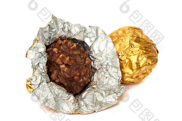 用<strong>金箔纸</strong>包着杏仁的巧克力球。