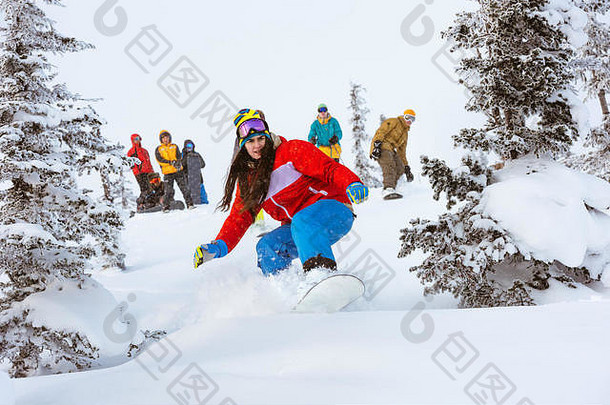 女子滑雪板队团体朋友离开滑雪道
