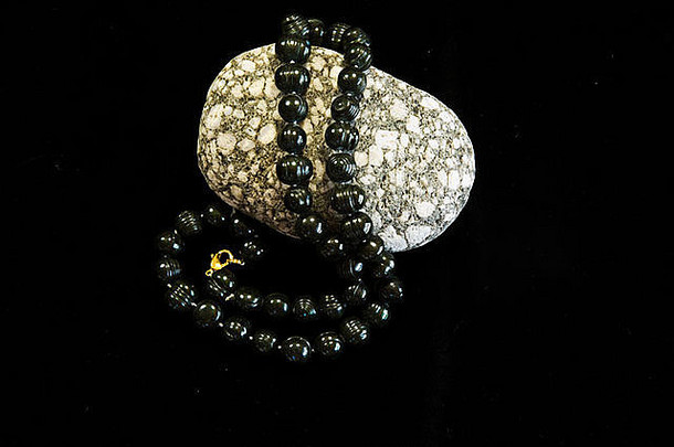 淡水珍珠显示岩石黑色的天鹅绒
