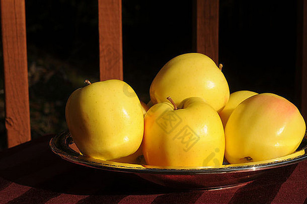 银碗里的金灿灿的美味苹果