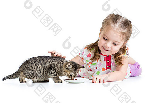 可爱的孩子女孩喂养小猫