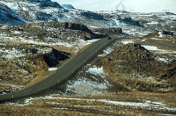 冰岛春季环城公路，以火山山景观为背景