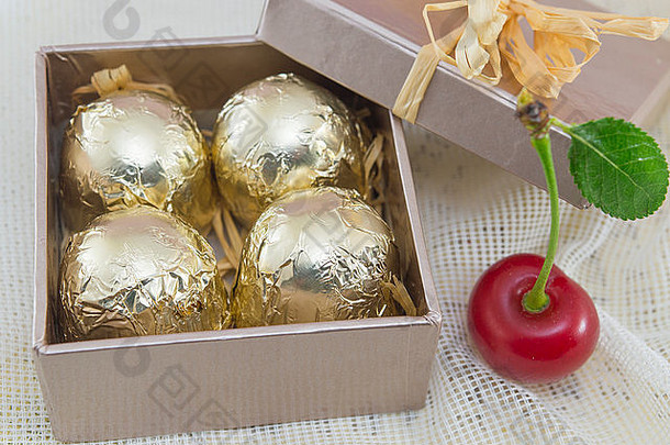 巧克力糖果包装金彩色包装红色的现在盒子新鲜的樱桃