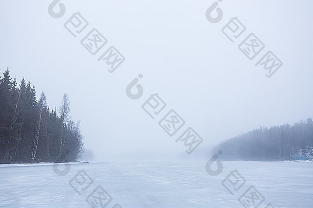 厚雾冻湖景观