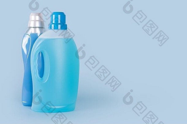 蓝色背景上的清洁剂和织物柔软剂瓶。清洁产品、家用化学品的容器。液体洗衣粉和洗涤剂