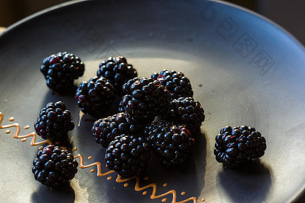 大多汁的新鲜的黑莓浆果陶瓷板特写镜头