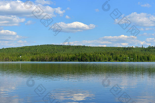 夏季景观。芬兰拉普兰风景如画的大湖，云彩倒映