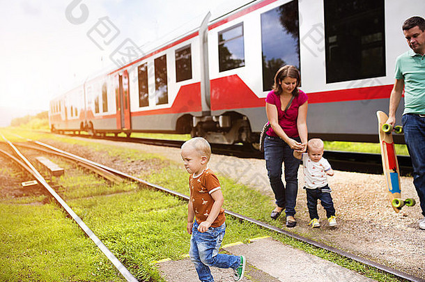 一家人带着两个儿子坐火车旅行。