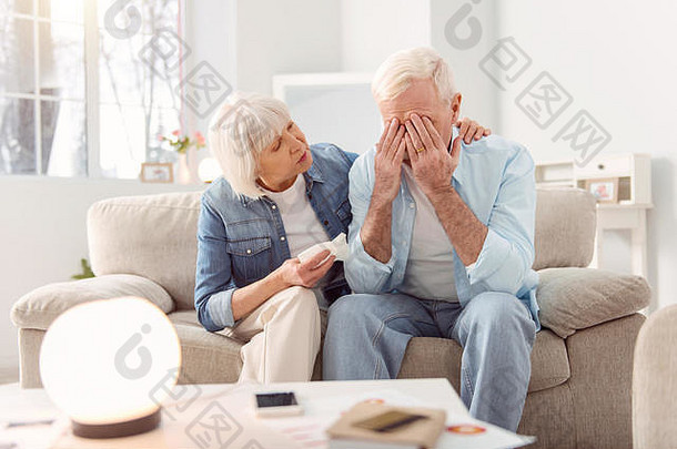 一位和蔼可亲的老妇人为她哭泣的丈夫欢呼