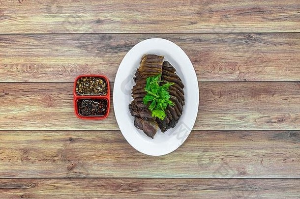 红烧牛肉片：中国式亚洲美食——平铺在桌上
