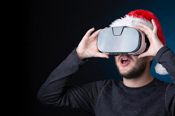 虚拟现实中戴着圣诞老人帽子和<strong>眼镜</strong>的人的照片