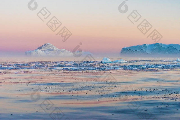 <strong>午夜</strong>时分，格陵兰岛伊卢利萨特附近冰河河口处巨大的搁浅冰山