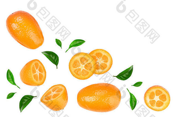 金橘或金橘，切片隔离在白色背景上，文本有拷贝空间。顶视图。平铺。