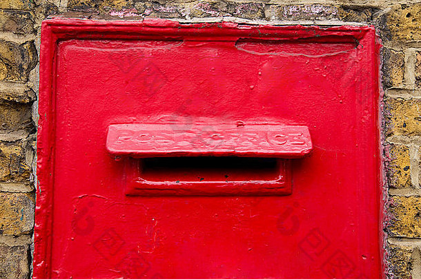 墙上传统<strong>的红色</strong>邮箱。