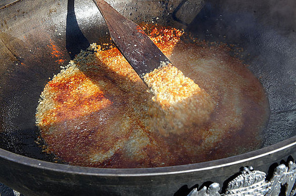 在一个大平底锅里煮的炖牛肉。2009年匈牙利地区美食节-匈牙利吉奥（Gyor）