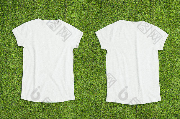 草地背景上白色空T恤的正面和背面。水平视图。