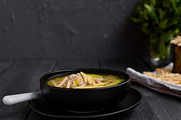 黑暗照片自制的意大利面奖杯利古里亚意大利健康的食物概念复制空间汤自制的意大利面肉