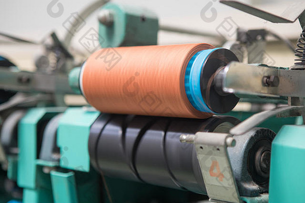 纺织厂整经机上的一组筒子线锥。在纺织厂纱线球。纺织工业.纺纱用筒子