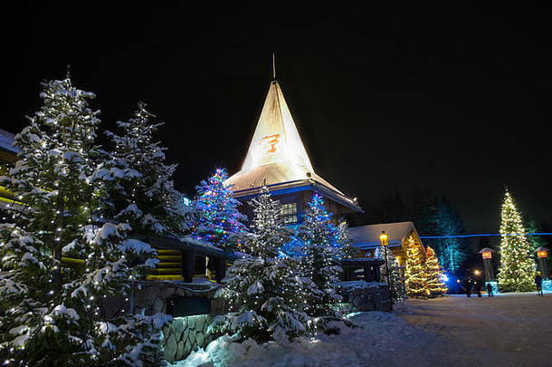 芬兰被圣诞树包围的圣诞老人村