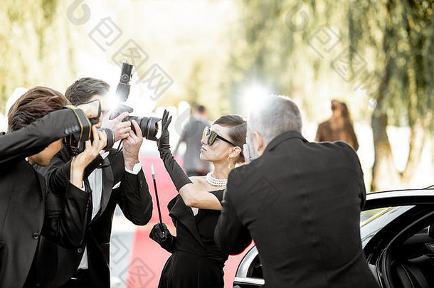 美丽的女人穿着复古的风格著名的电影女演员到达奖仪式烦人的照片记者采取图片