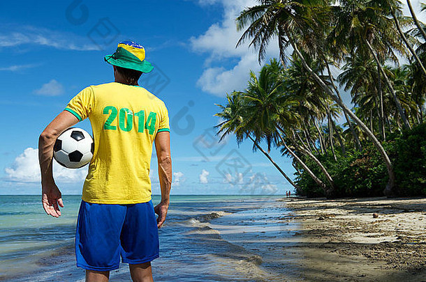 巴西足球球员衬衫持有足球球远程海滩北巴伊亚