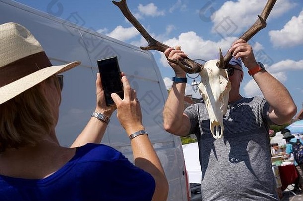 法国布鲁坎特：一个炎热的夏天，法国北部蒙特勒伊滨海的布鲁坎特，一个英国家庭在那里买了一个鹿头骨。