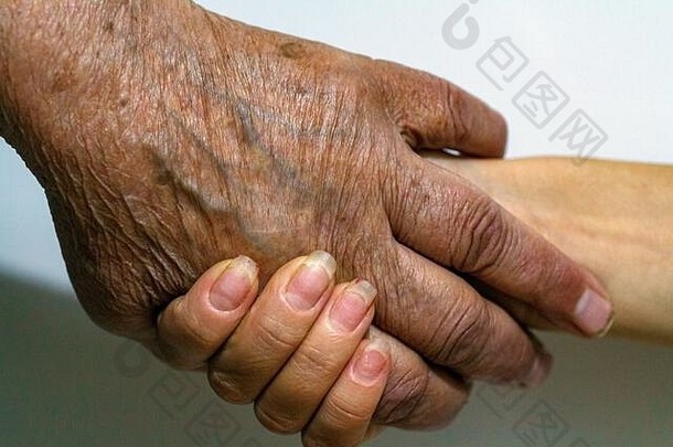 人类皮肤的老化过程——一位90-100岁的老人手上有皱纹，皮肤干燥，布满皱纹和斑点