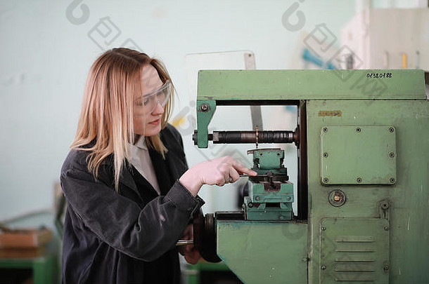 年轻的女人工程师工作机工具