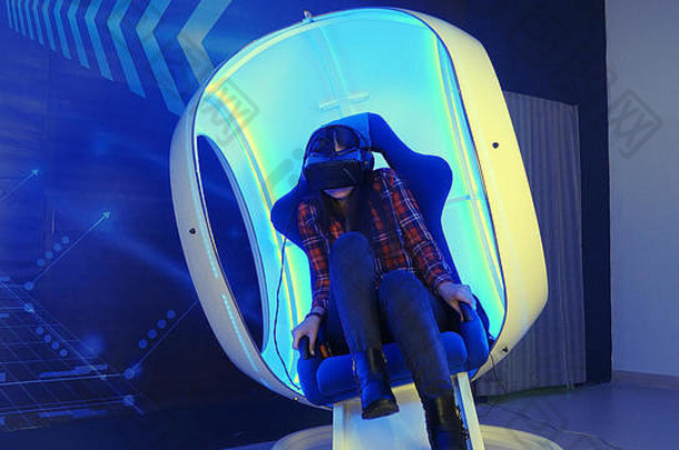 年轻的女孩坐着虚拟现实吸引力感觉可怕的