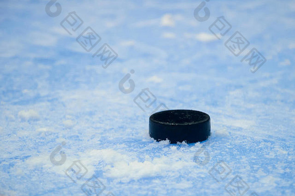 黑色的曲棍球顽皮的小妖精冰溜冰场冬天体育运动
