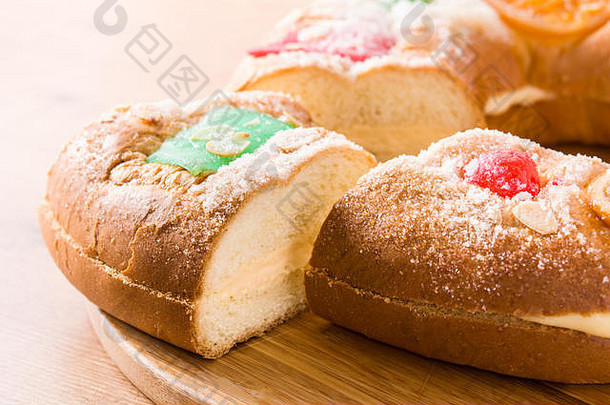 木桌上的顿悟蛋糕Roscon de Reyes。闭合