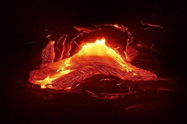 活跃熔岩流的详细视图，炽热的岩浆从地球的裂缝中冒出，炽热的熔岩呈现出强烈的黄色和红色-位置：唧唧