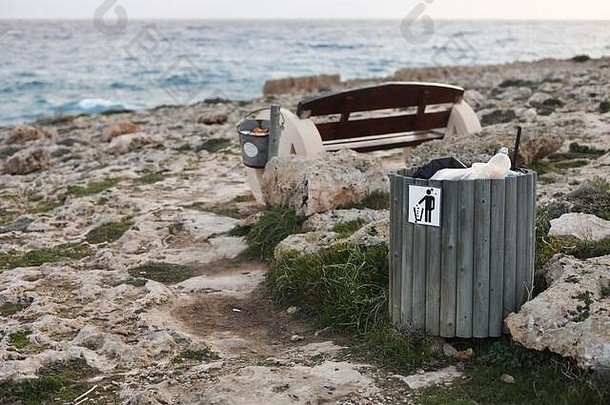 完整<strong>的</strong>垃圾垃圾本塑料瓶啤酒有机浪费可见显示污染沿海区域海木板凳上