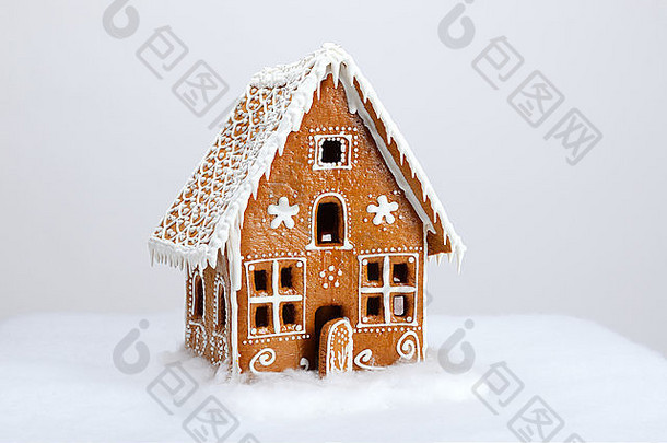 手工制作的姜饼屋和雪装饰