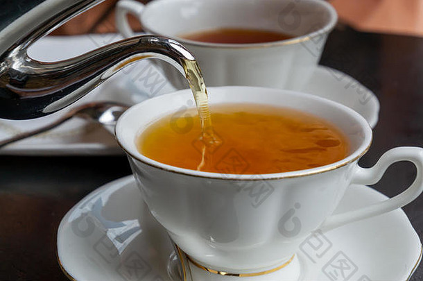 茶壶倒Herbal茶杯概念健康的吃