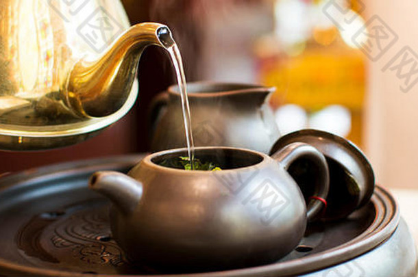 将热水倒入陶瓷茶壶中泡茶