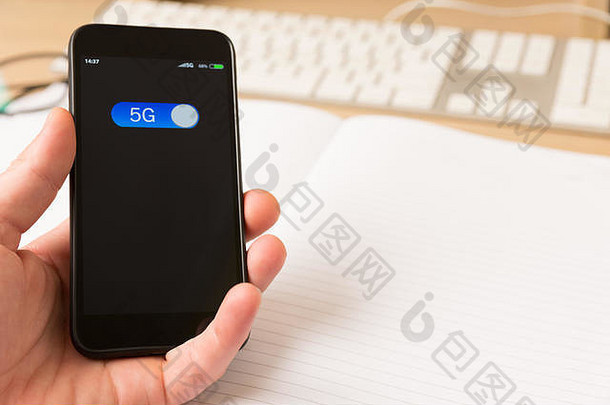 智能手机设备上的5G无线技术按钮由用户打开-现代技术概念，文本空间。