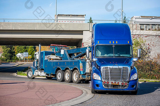 移动大钻井平台拖卡车提升繁荣开车卡车后轴拖破碎的蓝色的大钻井平台半卡车拖拉机紧急灯