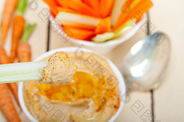 新鲜鹰嘴豆泥蘸生胡萝卜和芹菜阿拉伯中东健康食品