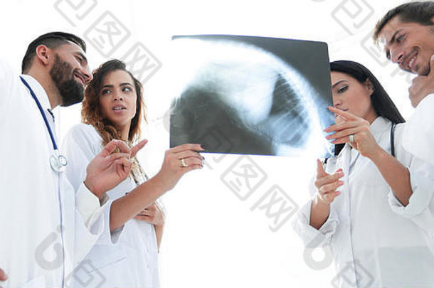 医务人员在看病人的x光片