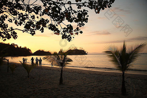 哥斯达黎加蓬塔莱昂纳海滩上的日落。