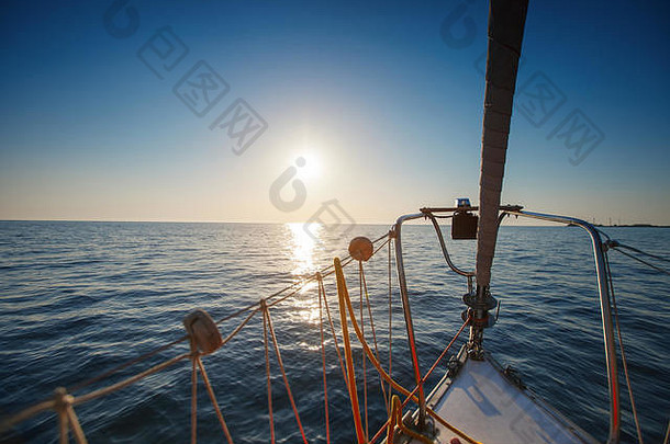 海上的游艇。美丽的日落。