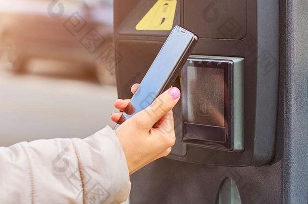 智能<strong>手机支付</strong>与NFC技术的公共停车场空间。非接触式<strong>支付</strong>概念。