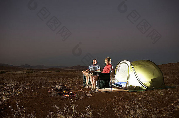 纳米比亚考科兰赛方丹，晚上露营地的情侣远景