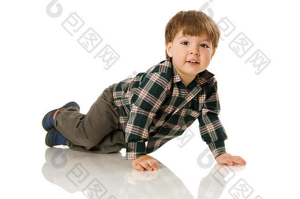 两岁男孩微笑着坐在白色地板上
