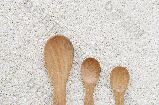 空木勺上有机白米、糯米或糯米为设计天然食品的概念。
